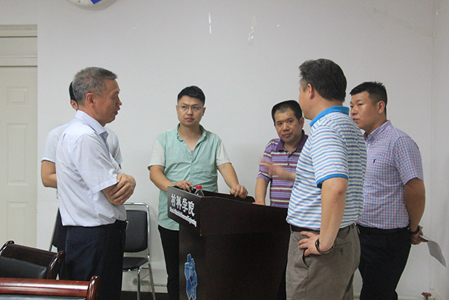 楊榮杰老師與企業(yè)代表交流